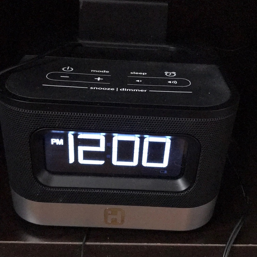 New never used ihome radio and charging station